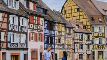 Tourisme - Couple en visite à Colmar en Alsace