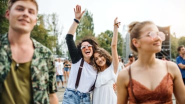 Culture - Groupe de jeunes dansant lors d'un festival