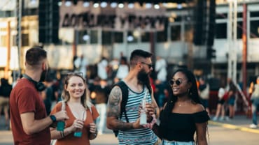Culture - Groupe de jeunes buvant un cocktail en marge d'un festival