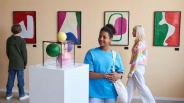 Culture - Jeune femme admirant une sculpture - art moderne