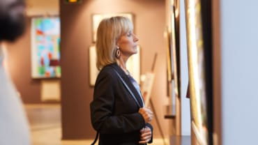 Culture - Femme devant un tableau dans un musée