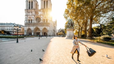 Tourisme - Femme marchant sur le parvis de Notre-Dame à Paris
